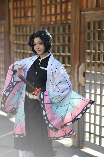 Photo portrait of young woman standing in city