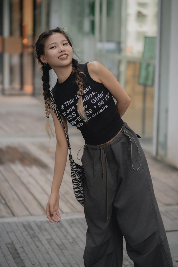 Photo 街に立っている若い女性の肖像画
