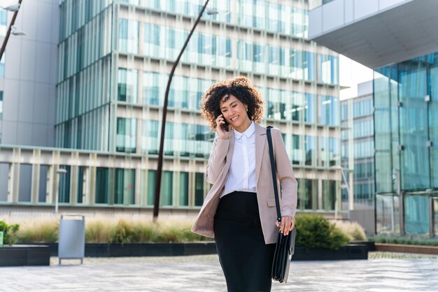 Photo portrait of young woman standing in city