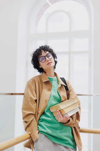 Photo portrait of young woman standing in city