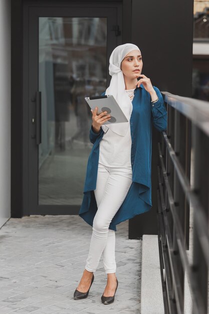 Photo portrait of young woman standing in city