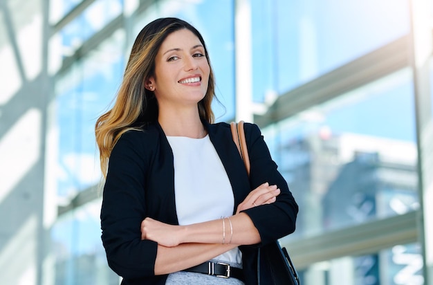 Photo portrait of young woman standing in city