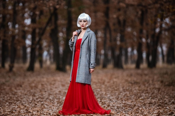 Photo portrait of young woman standing on field in forest