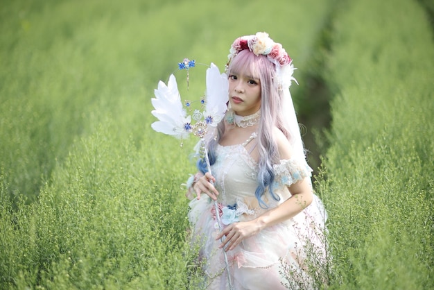 畑に立っている若い女性の肖像画