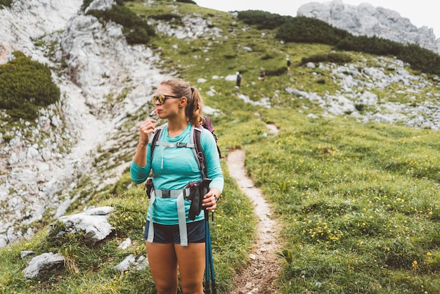 Foto ritratto di una giovane donna in piedi sul campo