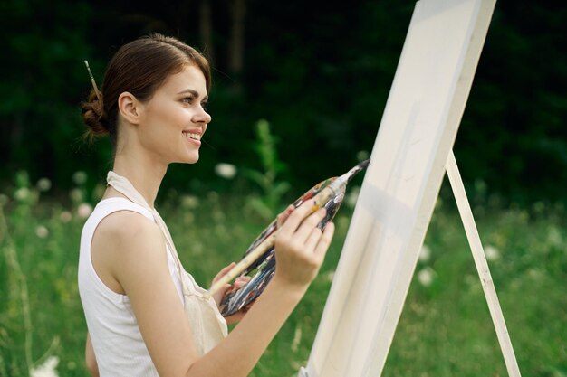 Photo portrait of young woman standing on field