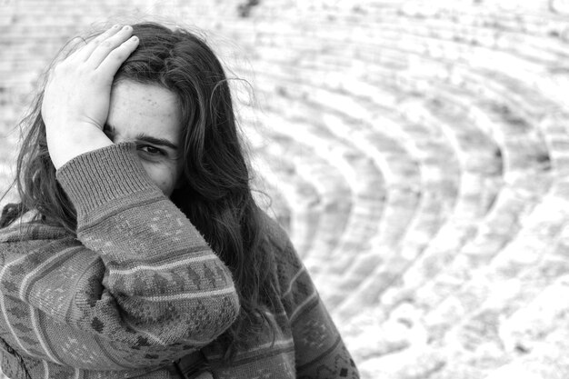 Foto ritratto di una giovane donna in piedi sul campo