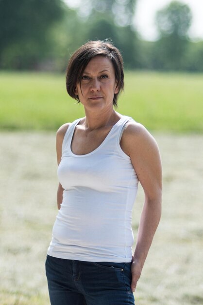 Photo portrait of young woman standing on field