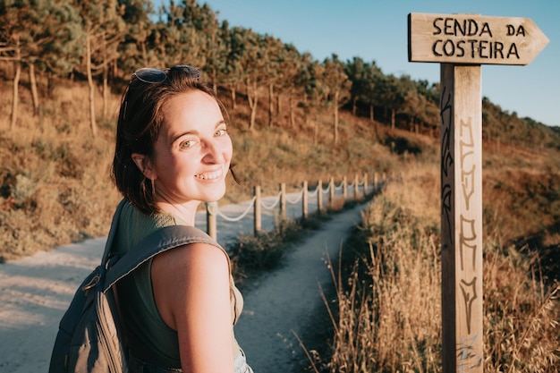 Foto ritratto di una giovane donna in piedi sul campo