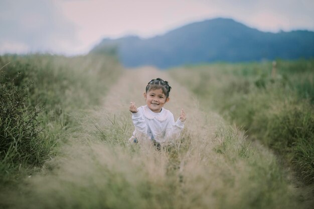 Photo portrait of young woman standing on field