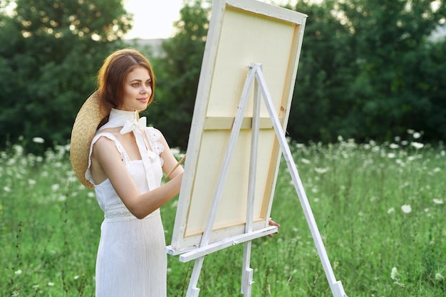 Photo portrait of young woman standing on field