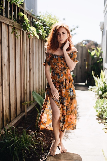 Photo portrait of young woman standing on footpath