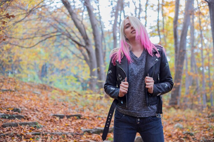 Photo portrait of young woman standing in forest during autumn
