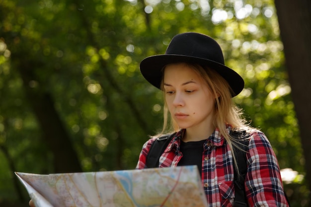 Photo portrait of young woman standing in forest