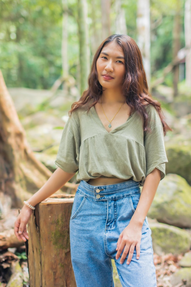 Photo 森に立っている若い女性の肖像画