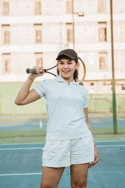 Photo portrait of young woman standing in gym