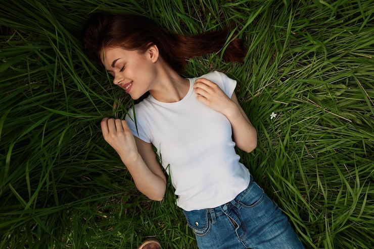 Photo 草の上に立っている若い女性の肖像画
