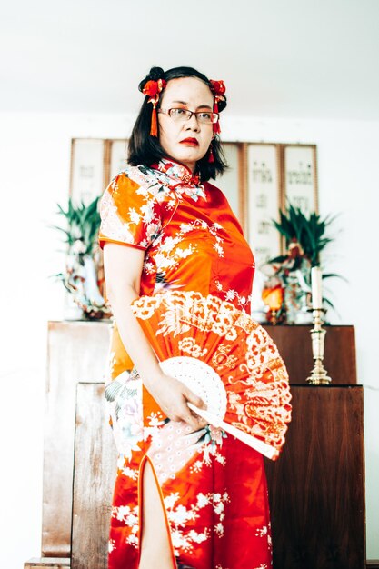 Photo portrait of  young woman standing at home