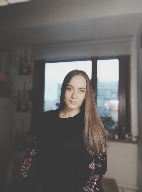 Photo portrait of young woman standing at home