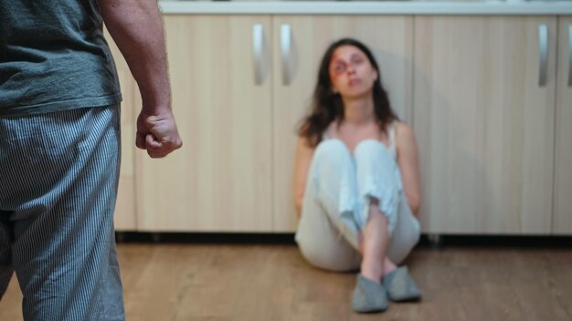 Foto ritratto di una giovane donna in piedi a casa