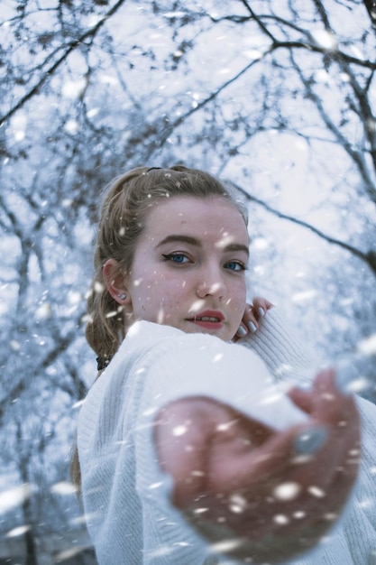 Foto ritratto di una giovane donna in piedi all'aperto durante l'inverno