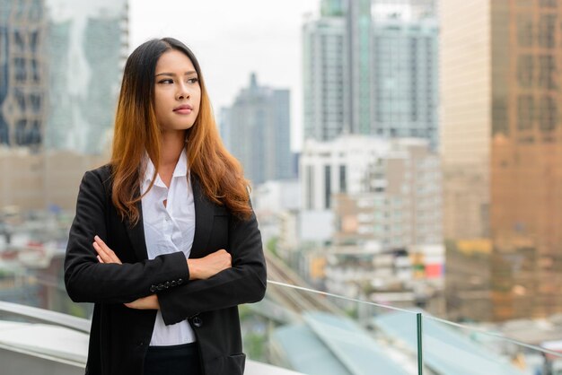 Photo portrait of young woman standing outdoors