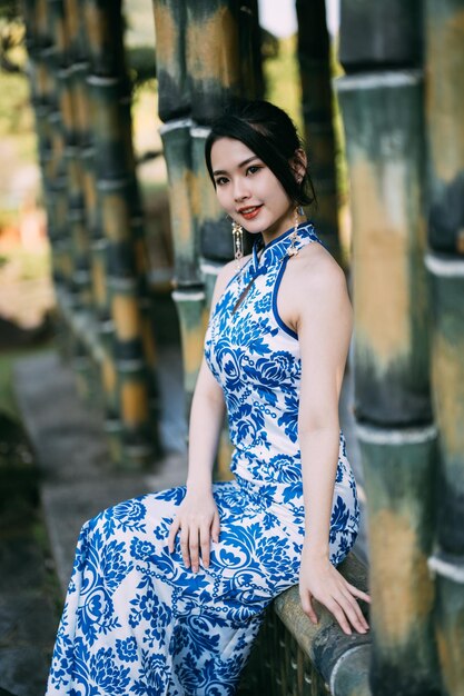 Photo portrait of young woman standing outdoors