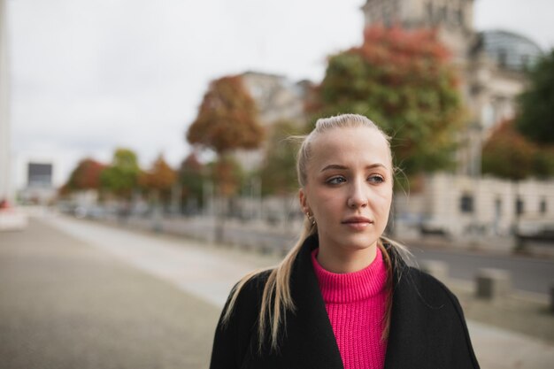 Foto ritratto di una giovane donna in piedi all'aperto