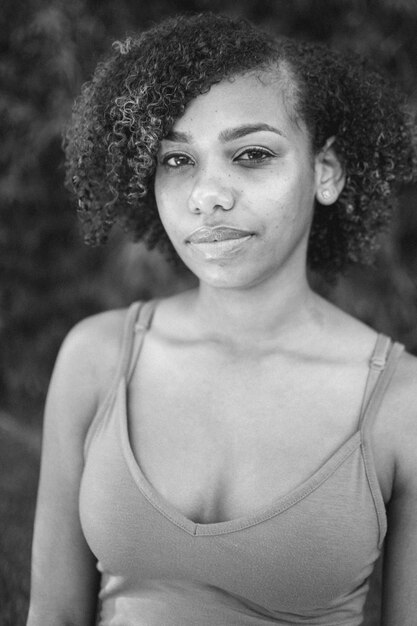 Photo portrait of young woman standing outdoors