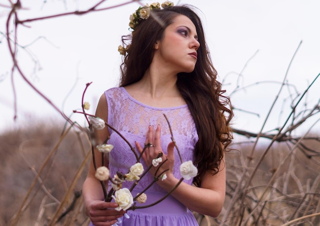 Photo portrait of young woman standing outdoors