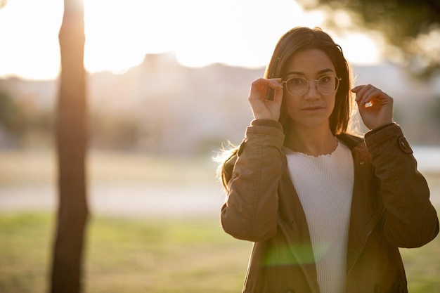 Foto ritratto di una giovane donna in piedi all'aperto