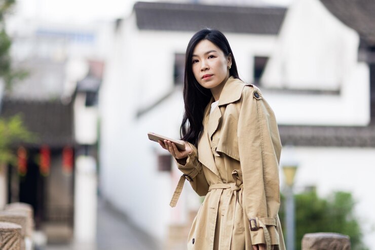 Photo 在室外站立的年輕女人的肖像