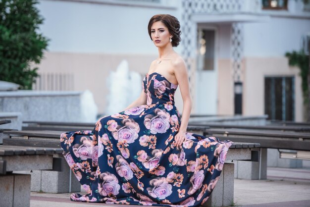 Photo portrait of young woman standing outdoors