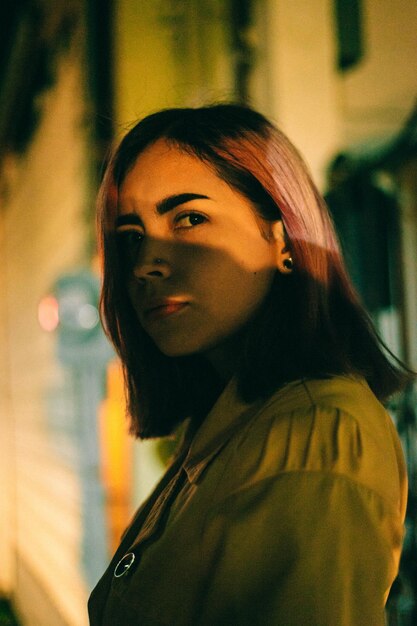 Photo portrait of young woman standing outdoors