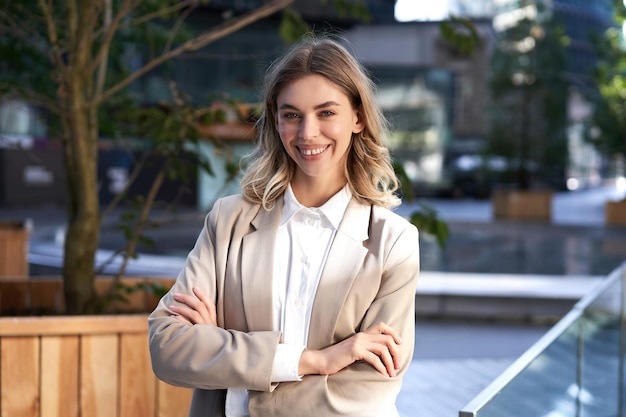 Photo portrait of young woman standing outdoors