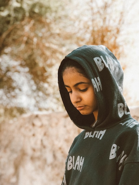 Photo portrait of young woman standing outdoors