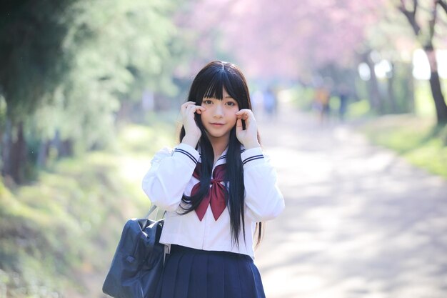 Photo portrait of young woman standing outdoors