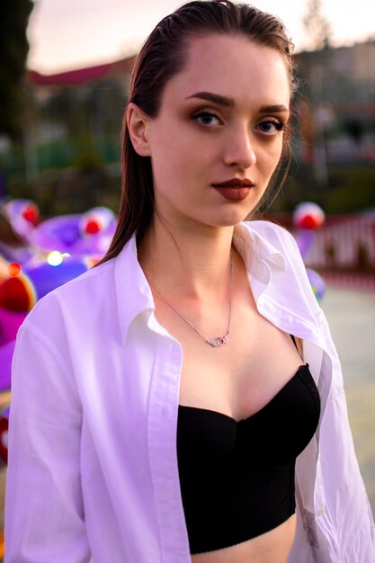 Photo portrait of young woman standing outdoors