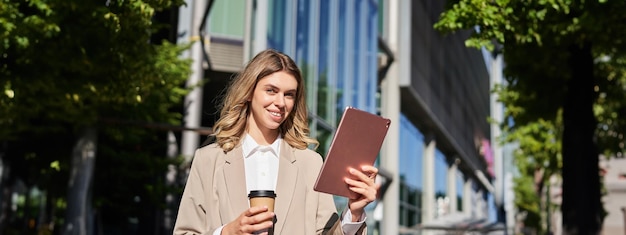 Photo portrait of young woman standing outdoors