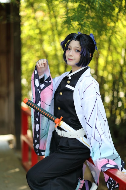 Photo portrait of young woman standing in park