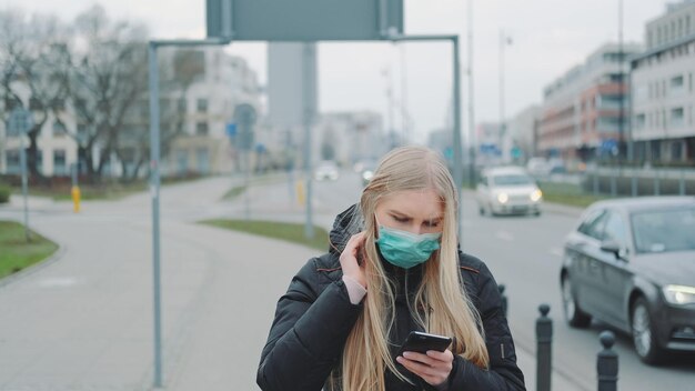 Photo portrait of young woman standing on road in city