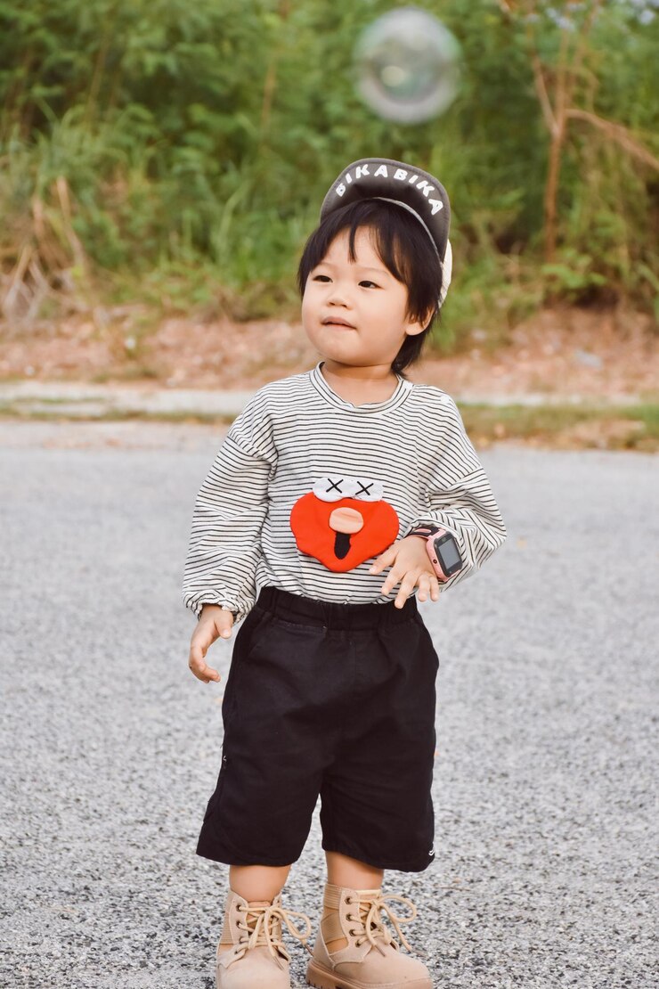 Photo 道路に立っている若い女性の肖像画