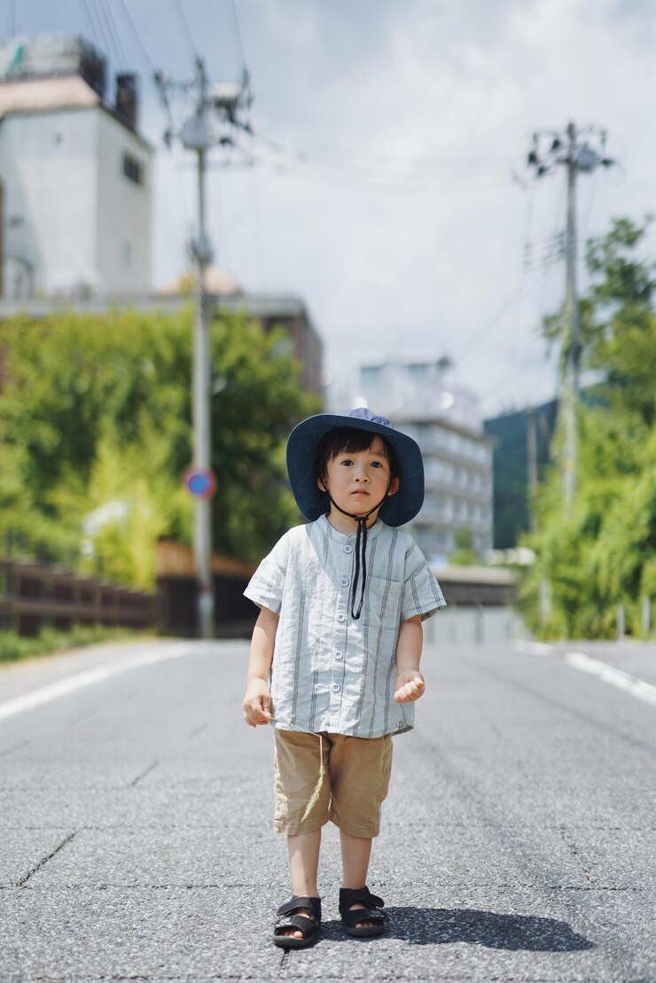 Photo 도로 에 서 있는 젊은 여자 의 초상화