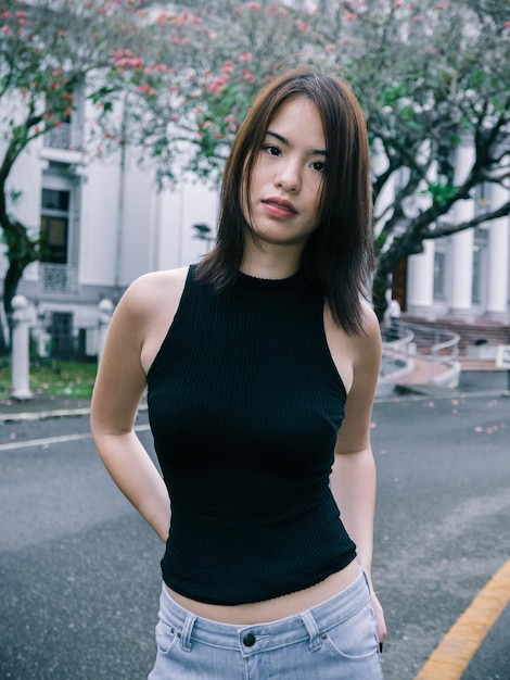 道路に立っている若い女性の肖像画
