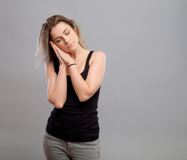 Photo portrait of a young woman standing and sleeping