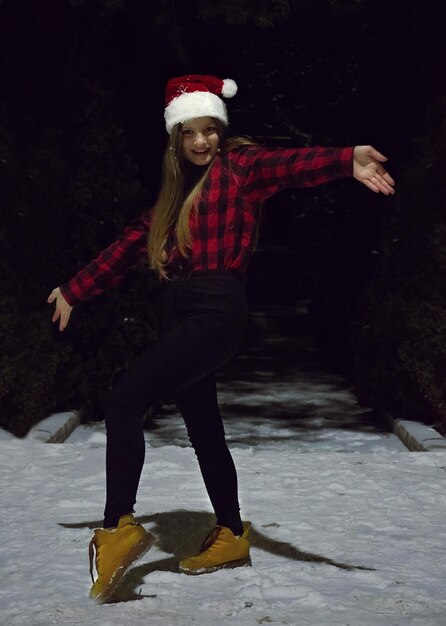 Photo portrait of young woman standing on snow