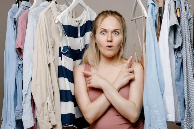 Photo portrait of young woman standing in store