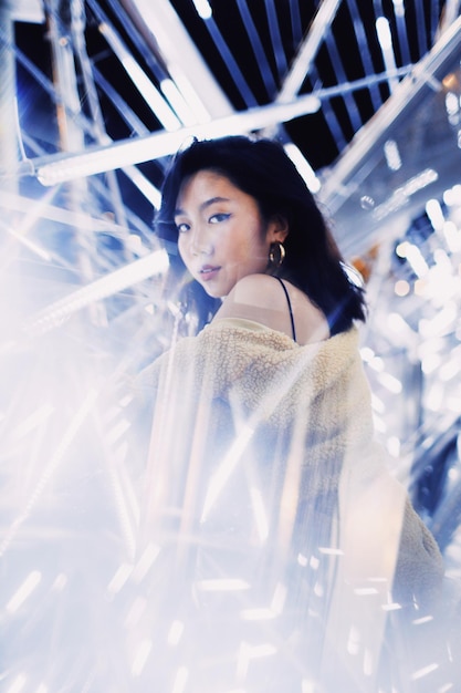 一位年輕女子在冬天站立的肖像