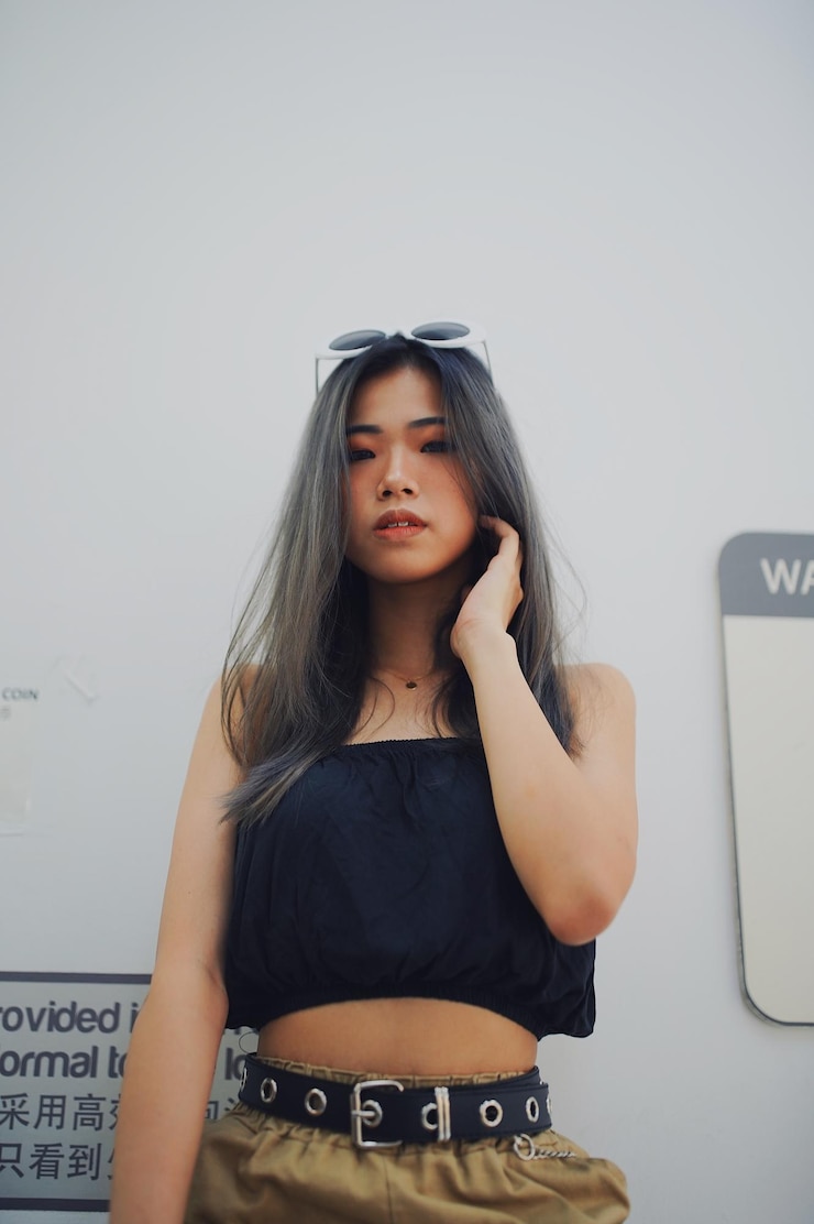 Photo 서 있는 젊은 여성 의 초상화