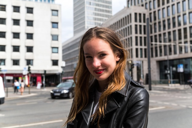 Photo portrait of young woman on street in city